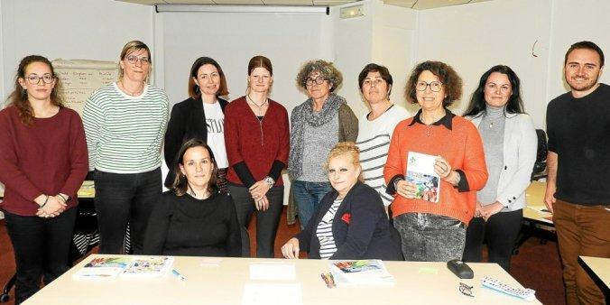 Les huit participantes et leur formatrice, Isabelle (pull orange), Oriane Fleury (responsable Atout Formation) et Fabien Régnier, chargé de communication à la MSA services.